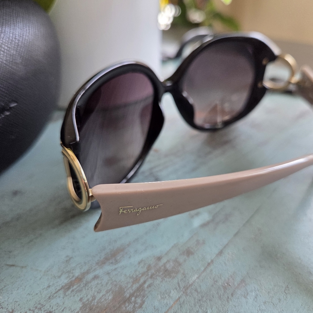 Salvatore Ferragamo Gradient Oval Sunglasses New $275  Black/Taupe - Picture 6 of 12